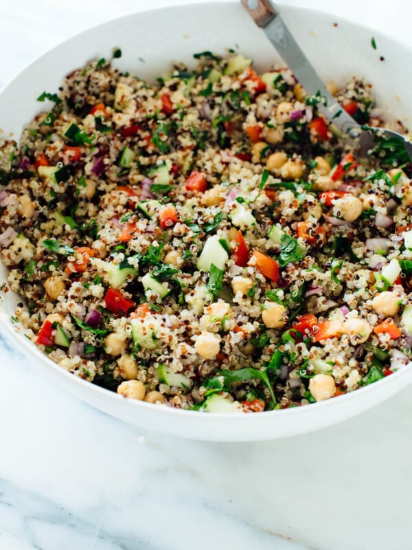 The best quinoa salad recipe, made with chickpeas, red bell pepper, cucumber, red onion, parsley and lemon! This healthy quinoa salad is sure to be a hit. (gluten free, vegetarian, vegan)