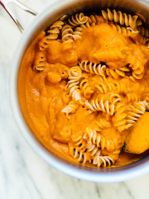 This creamy pumpkin marinara recipe tastes indulgent, but it's full of vegetables! #vegetarian