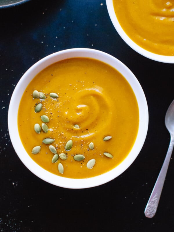 The best pumpkin soup recipe! It's creamy AND healthy. #pumpkinrecipe