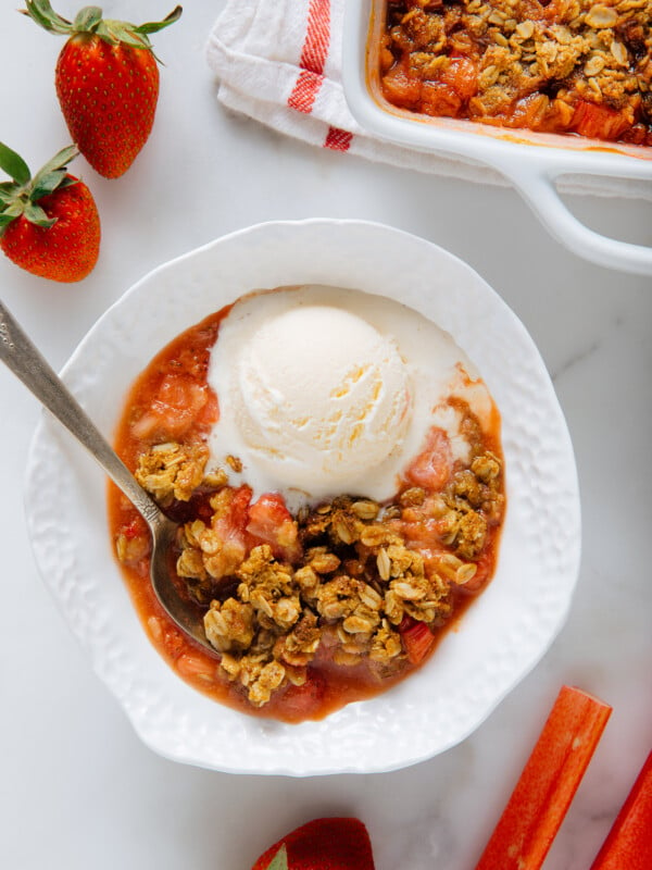 strawberry rhubarb crisp in bowl